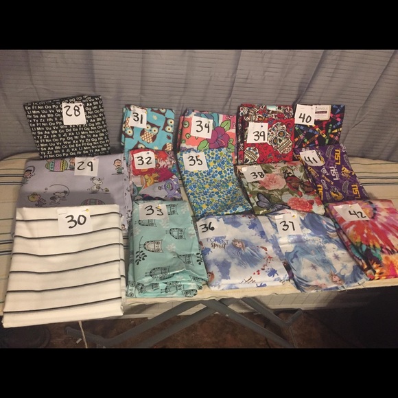 Wreaths. Facemask. Keychains. Charger plates. - Picture 7 of 8